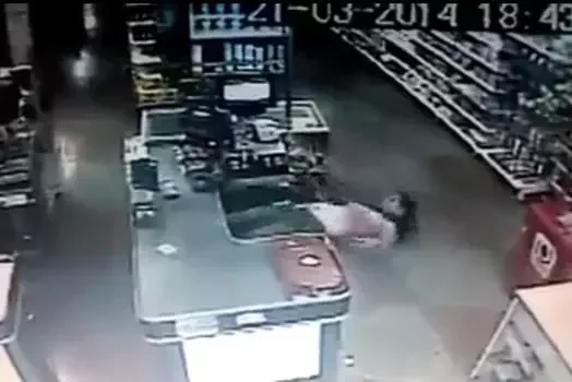 Câmeras flagram momento em que funcionária de supermercado é morta em