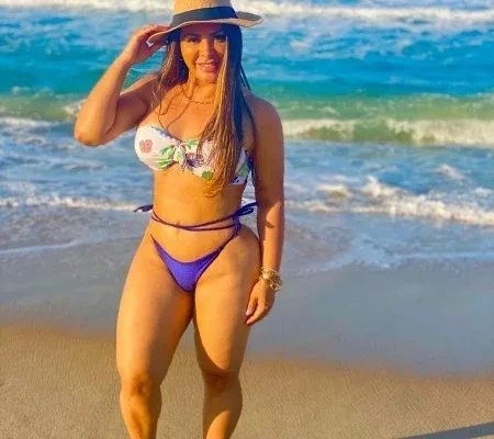 Márcia Fellipe esbanja corpo escultural usando micro biquíni fotos