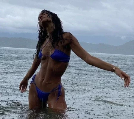 Bruna Marquezine usa biquíni fio dental em banho de chuva e posa sexy