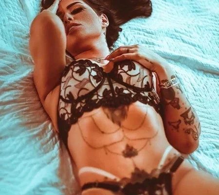 Perlla exibe tatuagem íntima ao posar de lingerie transparente fotos