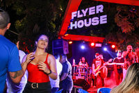 Flyer House: a gigante voltou! (1)                                     