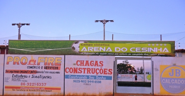 Arena do Cesinha campo society com gramado sintético e iluminação - Imagem 1
