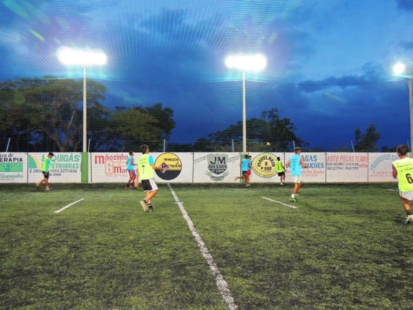 Arena do Cesinha campo society com gramado sintético e iluminação - Imagem 12