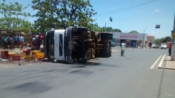 Carreta de bebidas tomba em cruzamento de avenidas em Floriano - Imagem 7