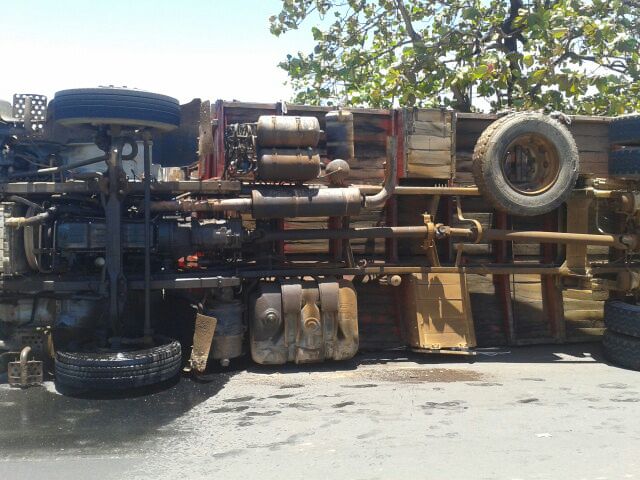Carreta de bebidas tomba em cruzamento de avenidas em Floriano - Imagem 3