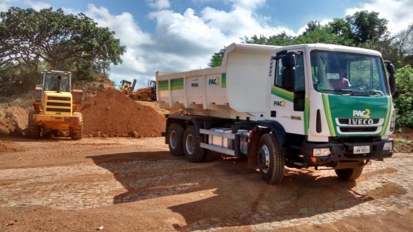 O Prefeito Filho utiliza maquinas do PAC 2 para aberturas de novas ruas, recuperação e conservação das existentes - Imagem 16