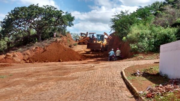O Prefeito Filho utiliza maquinas do PAC 2 para aberturas de novas ruas, recuperação e conservação das existentes - Imagem 21