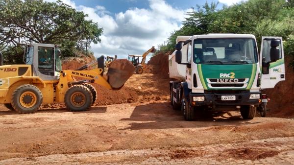 O Prefeito Filho utiliza maquinas do PAC 2 para aberturas de novas ruas, recuperação e conservação das existentes - Imagem 14