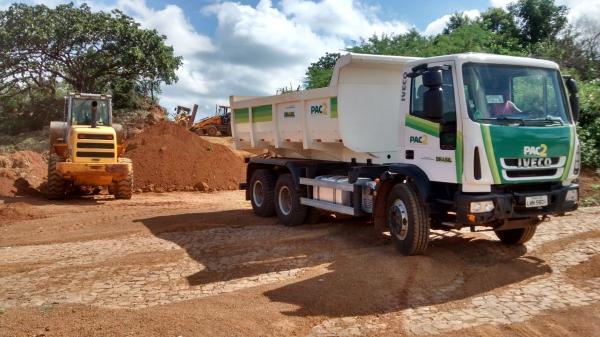 O Prefeito Filho utiliza maquinas do PAC 2 para aberturas de novas ruas, recuperação e conservação das existentes - Imagem 15