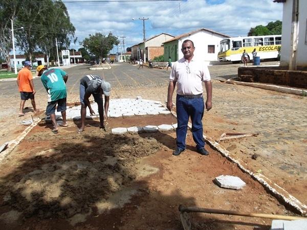 Prefeito Nonato acompanha de perto serviço de calçamento em canteiros centrais da Cidade - Imagem 3