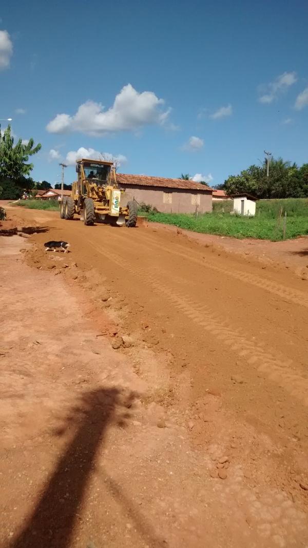 O Prefeito Filho utiliza maquinas do PAC 2 para aberturas de novas ruas, recuperação e conservação das existentes - Imagem 6