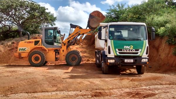O Prefeito Filho utiliza maquinas do PAC 2 para aberturas de novas ruas, recuperação e conservação das existentes - Imagem 8