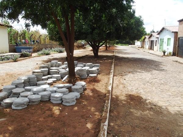 Prefeito Nonato acompanha de perto serviço de calçamento em canteiros centrais da Cidade - Imagem 1
