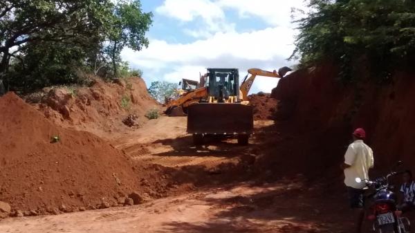 O Prefeito Filho utiliza maquinas do PAC 2 para aberturas de novas ruas, recuperação e conservação das existentes - Imagem 17