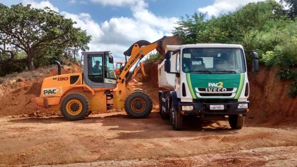 O Prefeito Filho utiliza maquinas do PAC 2 para aberturas de novas ruas, recuperação e conservação das existentes - Imagem 11