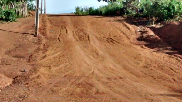 O Prefeito Filho utiliza maquinas do PAC 2 para aberturas de novas ruas, recuperação e conservação das existentes - Imagem 1