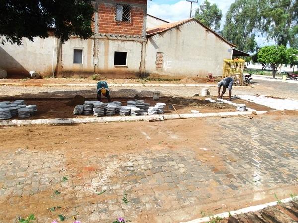 Prefeito Nonato acompanha de perto serviço de calçamento em canteiros centrais da Cidade - Imagem 8
