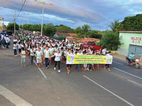 Programa Saúde na Escola - PSE realiza caminhada com alunos - Imagem 40
