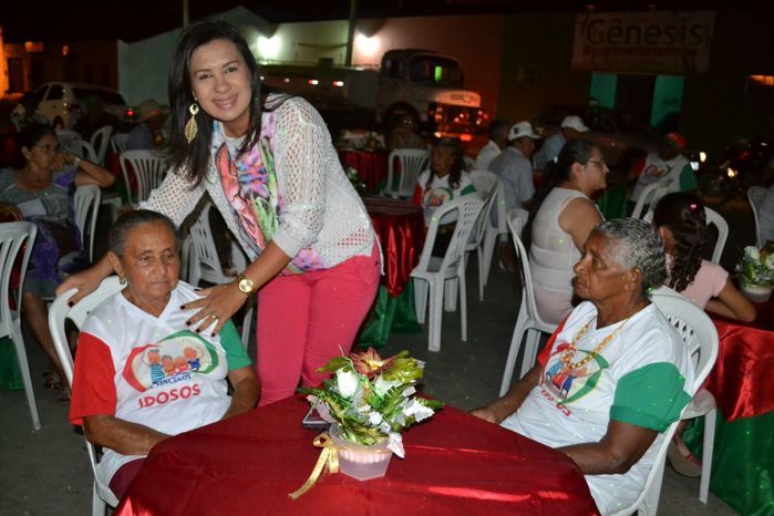 SEMAS e CRAS promovem festa para idosos e encerram as confraternizações 2015 junto aos grupos dos SCFV - Imagem 68