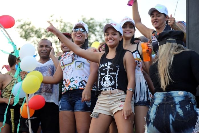 Corso e shows musicais levam milhares de pessoas às ruas de Altos - Imagem 4