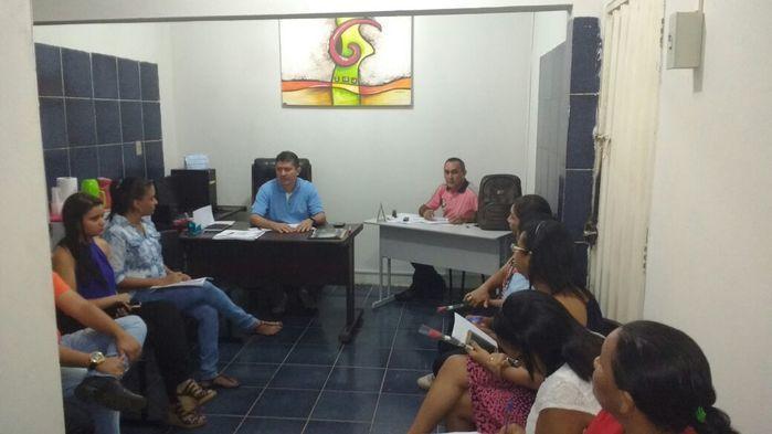 Conselheiros atentos na reunião (Crédito: Adoneudo)