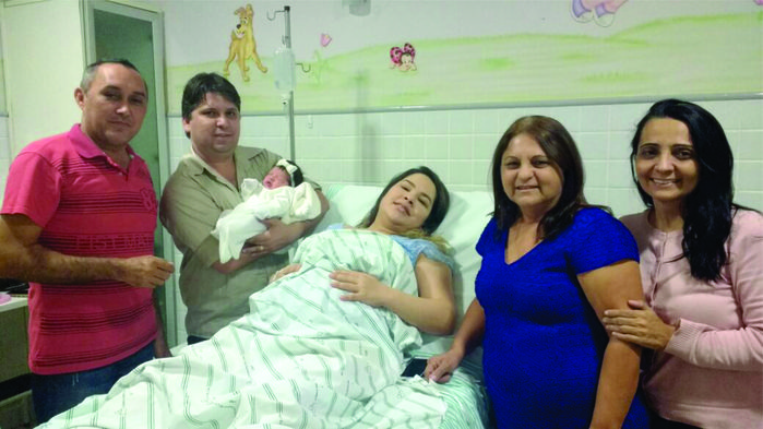 Aristeu Carvalho com a família de Mariana recém nascida (Crédito: Edilene Lima)