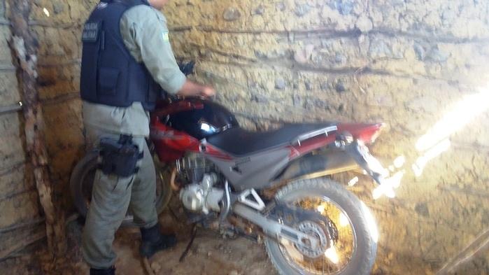 Moto encontrada neste casebre (Crédito: Ronaldo Figueiredo )