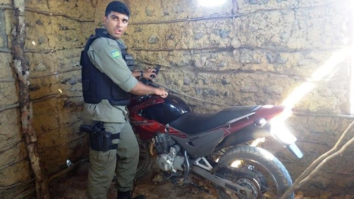 Soldado Dionísio acompanhando a operação (Crédito: Ronaldo Figueiredo )