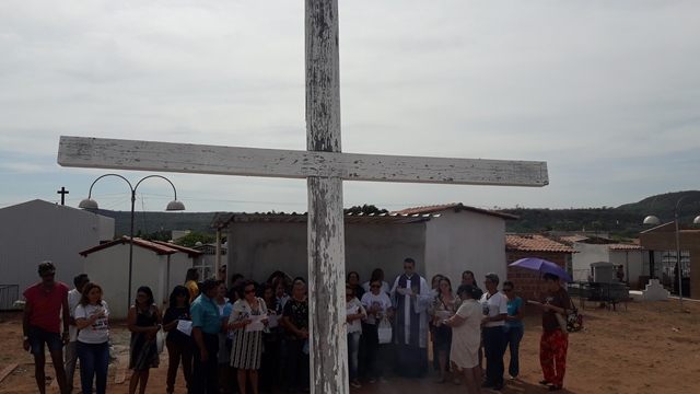 Dia de Finados em DEL – Visitantes foram surpreendidos nos cemitérios com organização, limpeza e missa. - Imagem 27