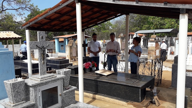 Dia de Finados em DEL – Visitantes foram surpreendidos nos cemitérios com organização, limpeza e missa. - Imagem 8