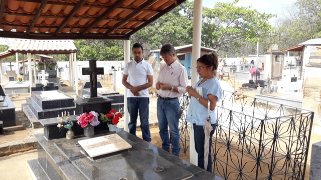 Dia de Finados em DEL – Visitantes foram surpreendidos nos cemitérios com organização, limpeza e missa. - Imagem 7