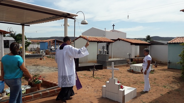 Dia de Finados em DEL – Visitantes foram surpreendidos nos cemitérios com organização, limpeza e missa. - Imagem 41