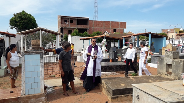 Dia de Finados em DEL – Visitantes foram surpreendidos nos cemitérios com organização, limpeza e missa. - Imagem 45