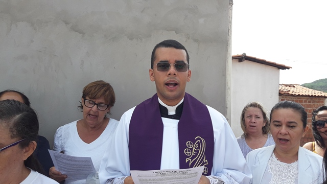 Dia de Finados em DEL – Visitantes foram surpreendidos nos cemitérios com organização, limpeza e missa. - Imagem 24