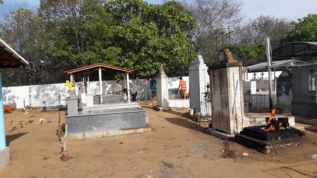 Dia de Finados em DEL – Visitantes foram surpreendidos nos cemitérios com organização, limpeza e missa. - Imagem 64