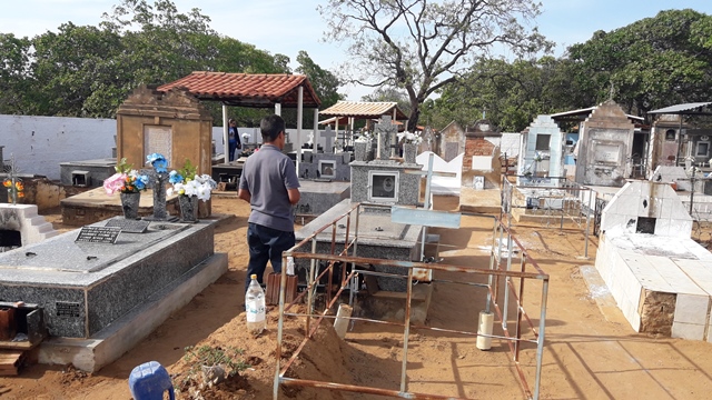 Dia de Finados em DEL – Visitantes foram surpreendidos nos cemitérios com organização, limpeza e missa. - Imagem 66