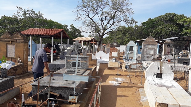 Dia de Finados em DEL – Visitantes foram surpreendidos nos cemitérios com organização, limpeza e missa. - Imagem 59