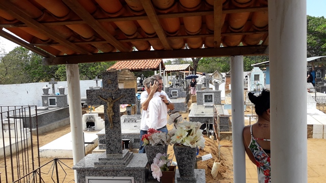 Dia de Finados em DEL – Visitantes foram surpreendidos nos cemitérios com organização, limpeza e missa. - Imagem 126