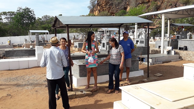 Dia de Finados em DEL – Visitantes foram surpreendidos nos cemitérios com organização, limpeza e missa. - Imagem 98