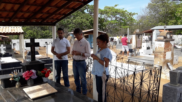 Dia de Finados em DEL – Visitantes foram surpreendidos nos cemitérios com organização, limpeza e missa. - Imagem 5