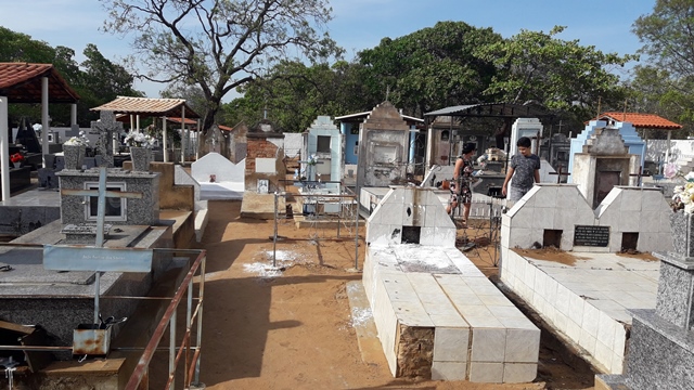 Dia de Finados em DEL – Visitantes foram surpreendidos nos cemitérios com organização, limpeza e missa. - Imagem 58