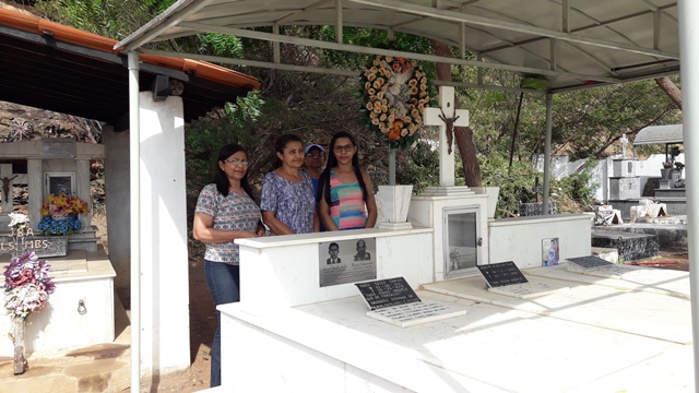 Dia de Finados em DEL – Visitantes foram surpreendidos nos cemitérios com organização, limpeza e missa. - Imagem 1