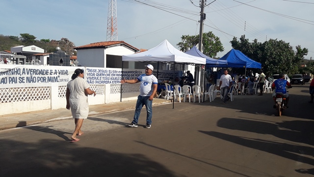 Dia de Finados em DEL – Visitantes foram surpreendidos nos cemitérios com organização, limpeza e missa. - Imagem 46