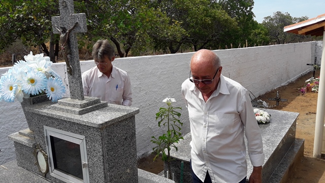 Dia de Finados em DEL – Visitantes foram surpreendidos nos cemitérios com organização, limpeza e missa. - Imagem 116