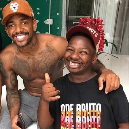 Bunitinho durante encontro com o cantor de funk Nego do Borel