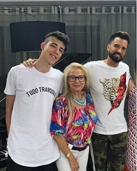 Latino com a mãe e o filho Guilherme, de 19 anos