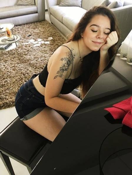 Amanda tem 20 anos e mora em SP