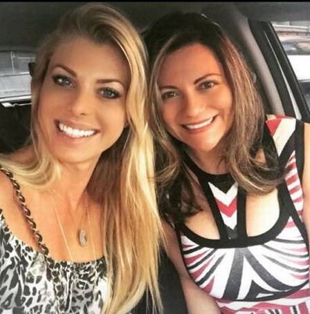 Caroline Bittencourt e a amiga, a estilista Sarah Salomão: homenagem