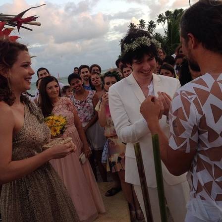 Leandra Leal celebra casamento de ex-BBB Aslan com companheiro em Alagoas