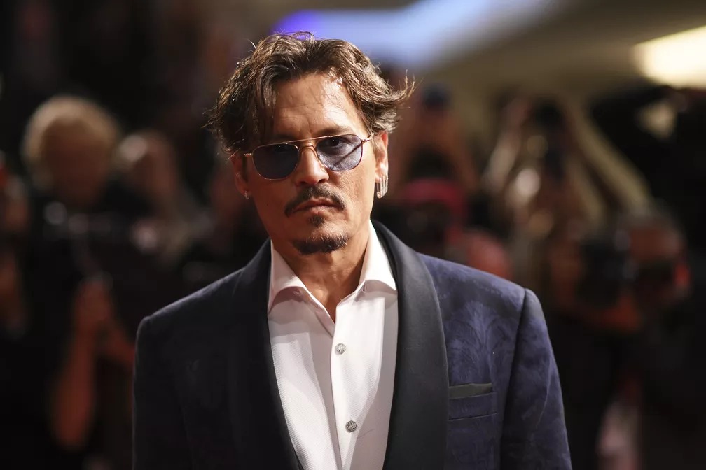Johnny Depp posa antes da sessão de 'À Espera dos Bárbaros' no Festival de Veneza — Foto: Arthur Mola/Invision/AP Johnny Depp posa antes da sessão de 'À Espera dos Bárbaros' no Festival de Veneza — Foto: Arthur Mola/Invision/AP